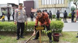 Wakil Menteri PAN-RB Tanam Pohon, Audiensi Kapolda Riau Jadi Momentum Kemitraan