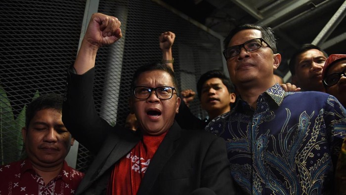 Megawati Rangkap Sekjen PDIP, Hasto Tetap Sibuk Nulis Buku: Strategi atau Konflik Prioritas?