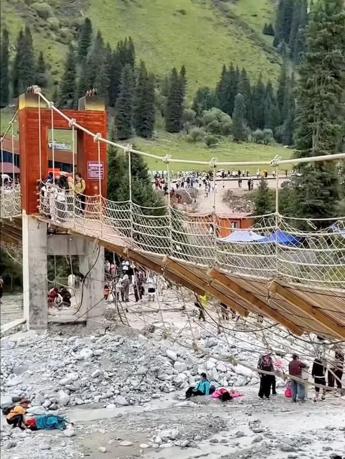 **Horor Jembatan Gantung di Xinjiang: 5 Orang Tewas, Puluhan Luka Dalam Insiden Mengerikan**