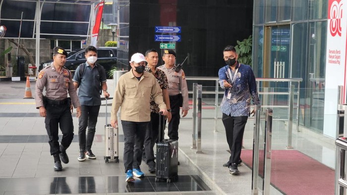 Bupati Koltim Abdul Azis Tiba di Gedung KPK Usai Ditangkap di Sulsel, Seorang Pemimpin Jatuh dalam OTT KPK