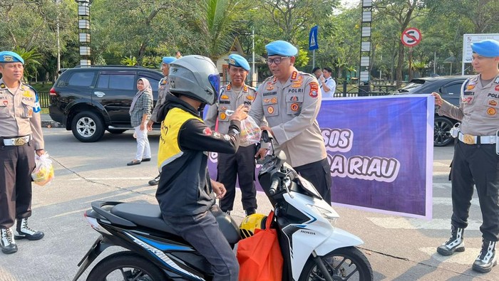 Propam Polda Riau Turun ke Jalan, Bagikan Bansos ke Warga dalam Aksi Solidaritas