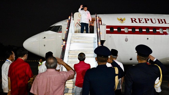 PRABOWO KEMBALI KE INDONESIA SETELAH HADIRI PARADE HARI NASIONAL SINGAPURA