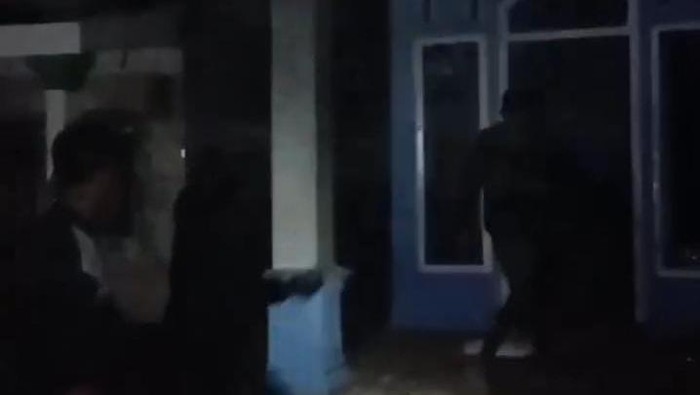 **Warga Pasuruan Rusak Rumah Terduga Pembunuh Bocah 7 Tahun, Marah Tercurahkan di Tempat**