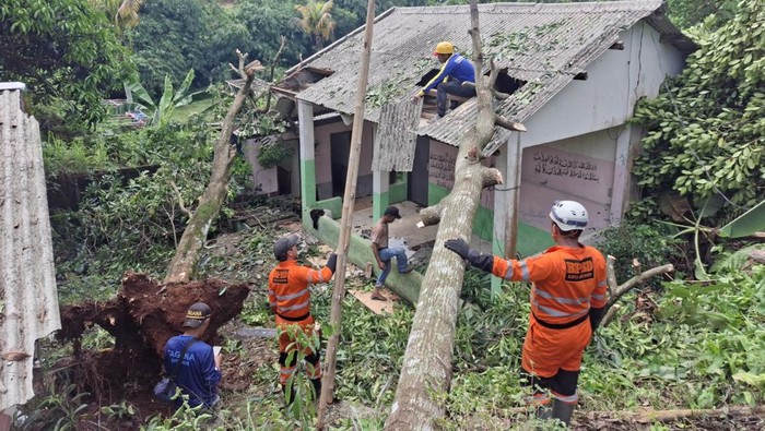 BPBD Bogor Gelar Tanggap Darurat, 20 Bencana Dikatrol Imbas Hujan Deras!