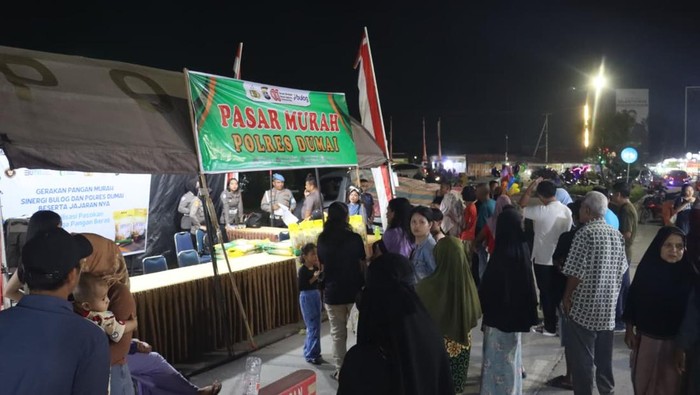 **Polres Dumai Bersama Bulog Gelar Pasar Murah, 2 Ton Beras SPHP Terjual Tuntas dalam Satu Jam!**