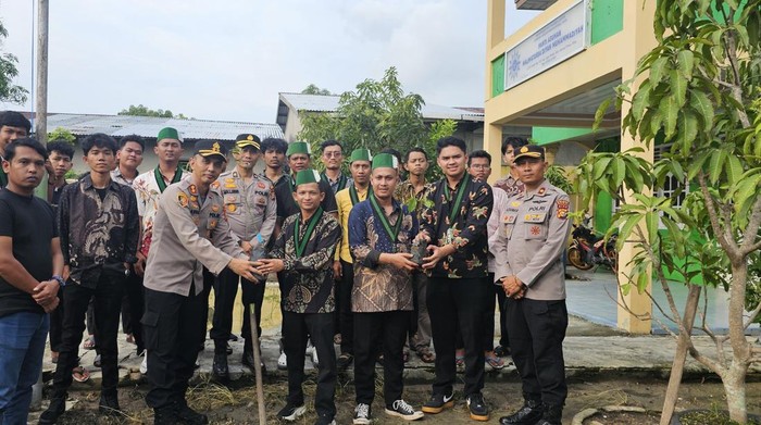**Mahasiswa HMI dan Polisi Dumai Wujudkan Keadilan Ekologis dengan Tanam Pohon di Panti Asuhan**