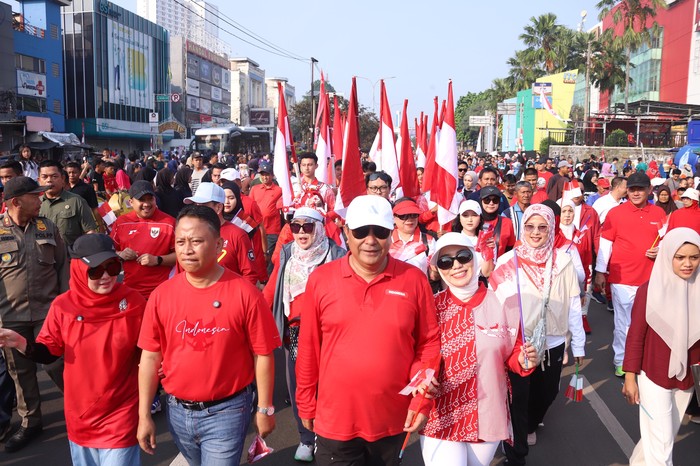 Kemendagri dan Pemkot Depok Bagikan 8.000 Bendera Merah Putih, Semarakkan Kebangsaan!