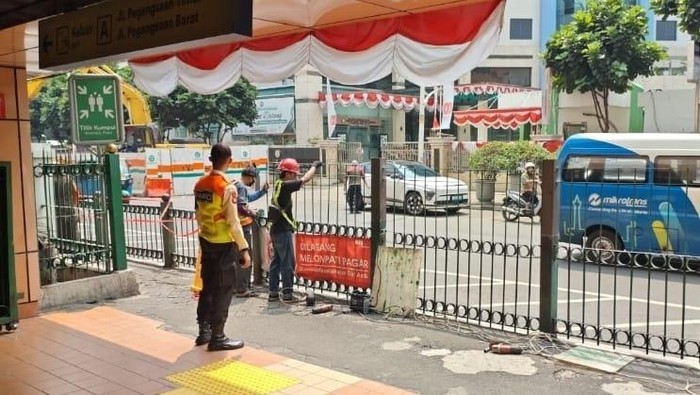 Pagar di Stasiun Cikini Akhirnya Ditinggikan Gegara Sering Dilompati Warga - Update 1