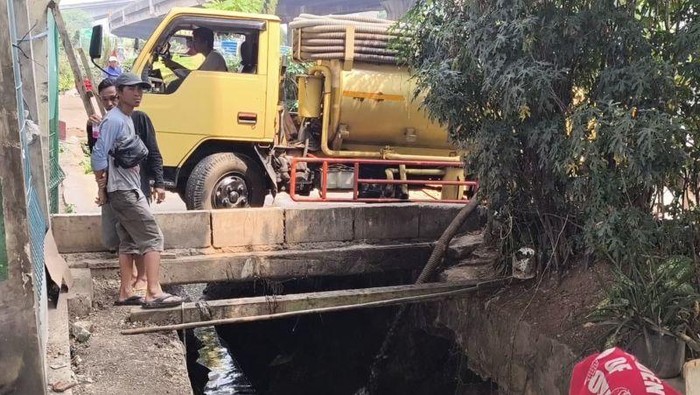 **DLH DKI Tangkap Sopir Truk Pencemar Selokan, Ini Reaksi Masyarakat Jaktim!**