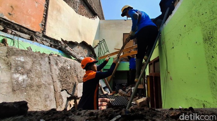 Tragedi Konstruksi: 2 Lansia Tertimbun Ambruknya Rumah Gagal di Cimahi, Evakuasi Berdarah!
