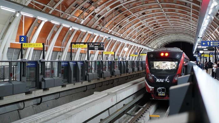 Rute Transit LRT Jabodebek ke Bandung: Perjalanan Cepat dengan Kereta Whoosh, Cukup Turun di Halim!