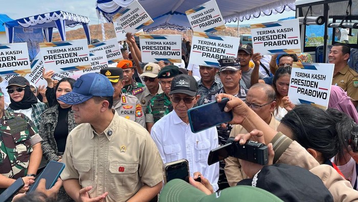 **Mentrans Serahkan 94 Sertipikat Hak Milik ke Warga Tanjung Banun, Total 162 Bidang Tanah Kini Milik Masyarakat**