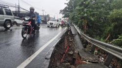 Awas Macet! Jalan di Cisalak Depok Amblas Usai Hujan Deras, Warga Terjebak Lalu Lintas
