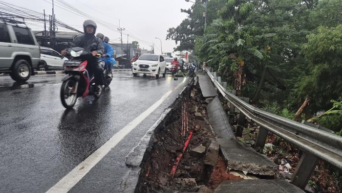 Awas Macet! Jalan di Cisalak Depok Amblas Usai Hujan Deras, Warga Terjebak Lalu Lintas