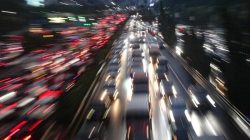 “Titik Macet di Tol Dalkot Malam Ini: Kuningan-Senayan, Simpang Pluit-Kapuk Terhimpit Kepadatan”