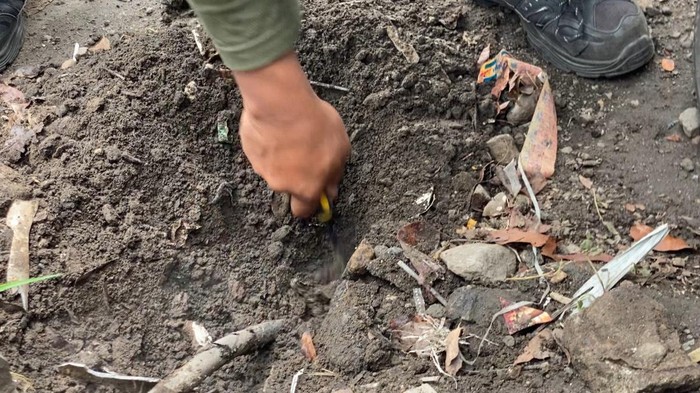 Asap Panas Misterius di Depok: Tanda Apa yang Menyembunyikan Tanah?