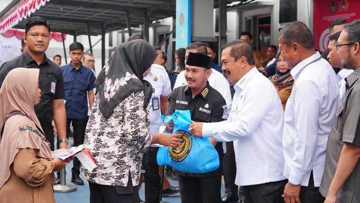 Menteri Imipas Juga Berikan Paket Sembako ke Warga Terdampak Banjir Cikarang: Solidaritas dalam Krisis Bencana