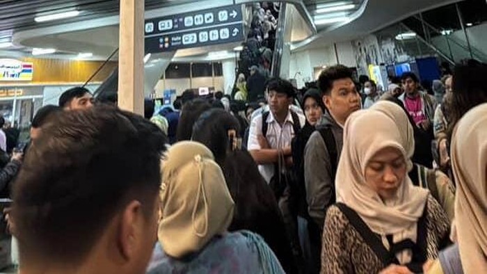 Antrean Membludak di Halte CSW: Penumpang Terasa 3 Jam, Rute Gangguan Karena Banjir