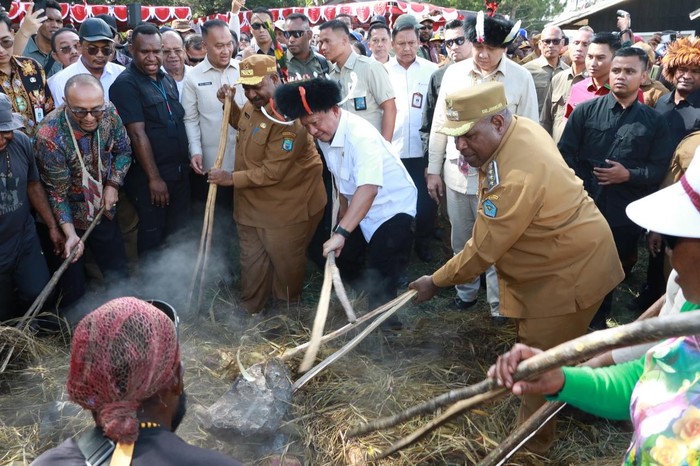 Mendagri Tito Karnavian Berbagi Momen Emotif dengan Ribka Haluk di Papua Pegunungan