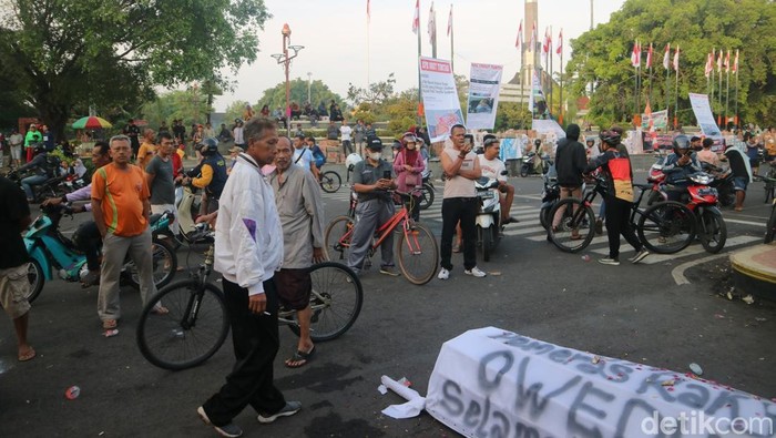 Massa Demo Desak Bupati Pati Mundur, Keranda Mayat-Truk Tronton Jadi Simbol Protes