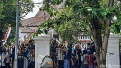 Demo Pati Memanas: Massa Panjat DPRD, Desak Bupati Mundur!
