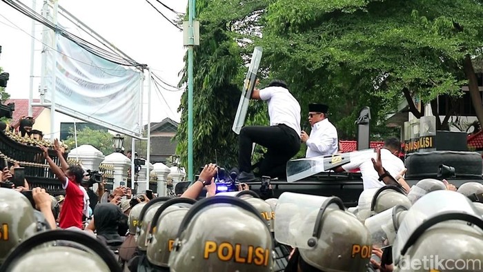 Bupati Pati Dilempari Botol: Ketegangan Masyarakat Saat Konflik Publik Meledak