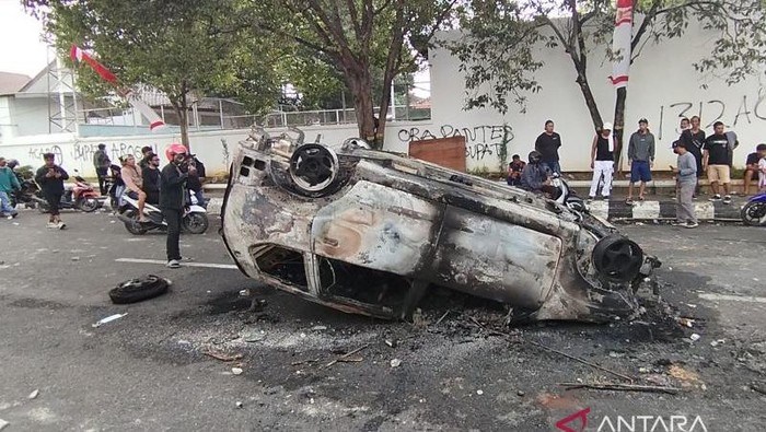Mobil Hangus, Sisa Demo Bupati Pati: Fenomena Krisis Kemanusiaan