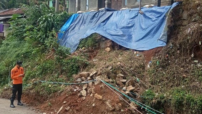 12 Rumah di Nanggung Bogor Rusak Diterjang Angin Kencang dan Longsor - Alternatif 1