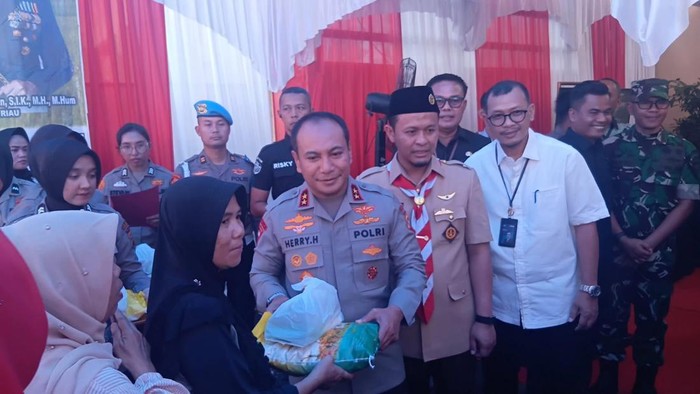 Polda Riau dan Bulog Distribusikan 149 Ton Beras SPHP melalui Gerakan Pangan Murah