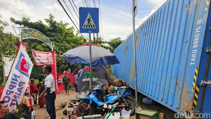 Kontainer Hantam Pohon Depan Sekolah di Kalsel hingga Timpa 9 Siswa dan PKL - Update 1