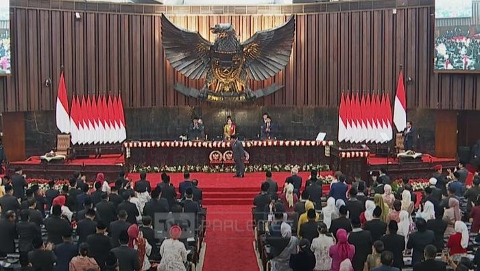 Prabowo Berlutut Sebelum Bicara di MPR, Apa yang Terjadi?