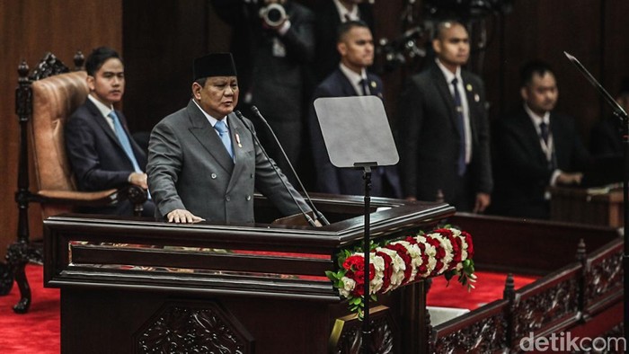 **Istana Soal Prabowo Tak Pakai Baju Adat di Sidang MPR: Ini Hanya Pilihan**