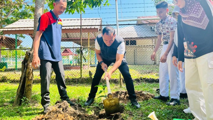 Polisi Dumai Tanam Harapan, Cegah Narkoba di kalangan Siswa SMA