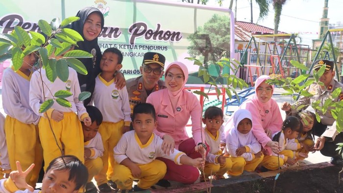 **Ajarkan Cinta Lingkungan Sejak Dini: Polres Dumai Ajak Anak TK Tanam Pohon**