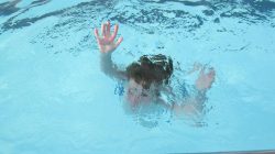 [2 Bocah SD Tenggelam di Kolam Renang, Kepsek hingga Sekuriti Diperiksa: Apa yang Terjadi?]