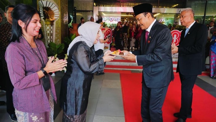 Syukuran HUT Ke-80 RI, Gus Ipul Ajak Jajaran Kemensos Kerja Berdampak - Update 1