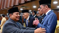 “Dua Jempol Jokowi untuk Prabowo: Tepuk Tangan atau Tanda Tanya?”