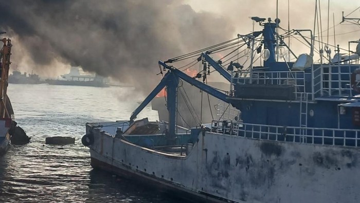 Kapal Nelayan Terbakar di Muara Baru, Asap Hitam Membubung, Damkar Jakut Bergerak Cepat