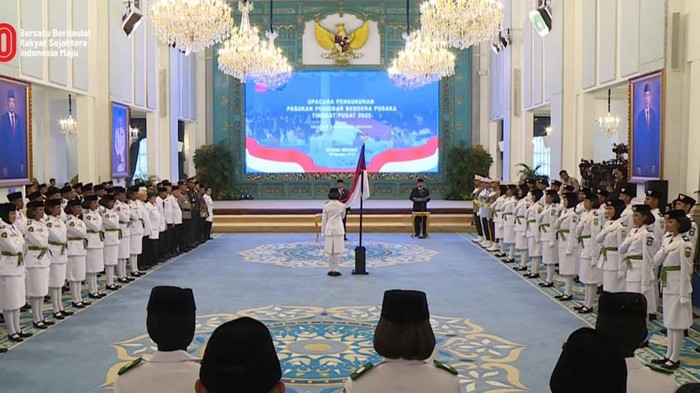Mensesneg Kukuhkan 76 Anggota Paskibraka di Istana Negara, Megawati Hadir - Update 1