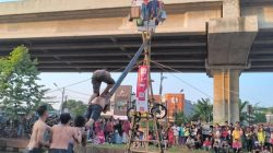 **”Sepeda-Motor Listrik dari Gibran Jadi Magnet di Lomba Panjat Pinang Kalimalang”**