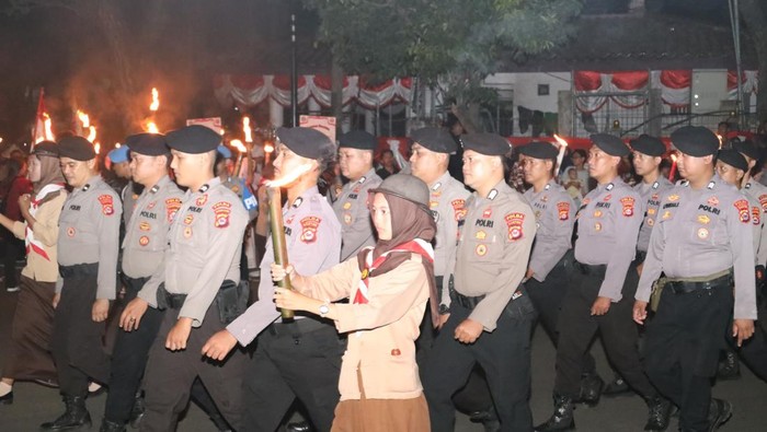 Polda Banten Gelar Pawai Obor Serang, Meriahkan HUT RI ke-80 dengan Ribuan Peserta