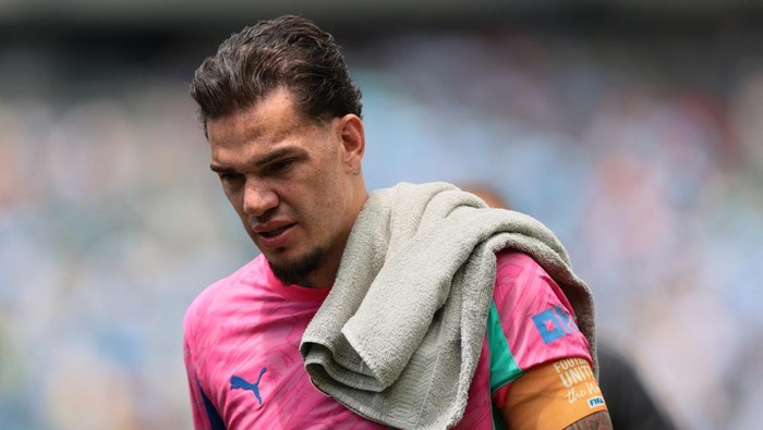 **Tak Dibawa Lawan Wolves, Ederson Segera Hengkang dari Man City?**