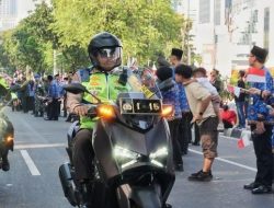 **Naik Motor, Kakorlantas Terjun Langsung Pimpin Pengamanan Puncak HUT ke-80 RI**