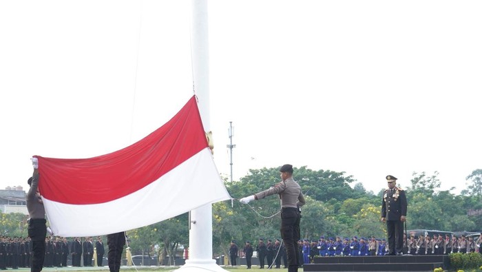 Upacara HUT RI di Polda Riau Berlangsung Khidmat, Dipimpin Wakapolda dengan Semangat yang Mempesona