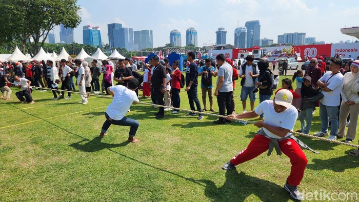 **Lomba Tarik Tambang hingga Balap Karung: Seri HUT RI ke-80 di Monas Mekar dalam Kemeriahan**