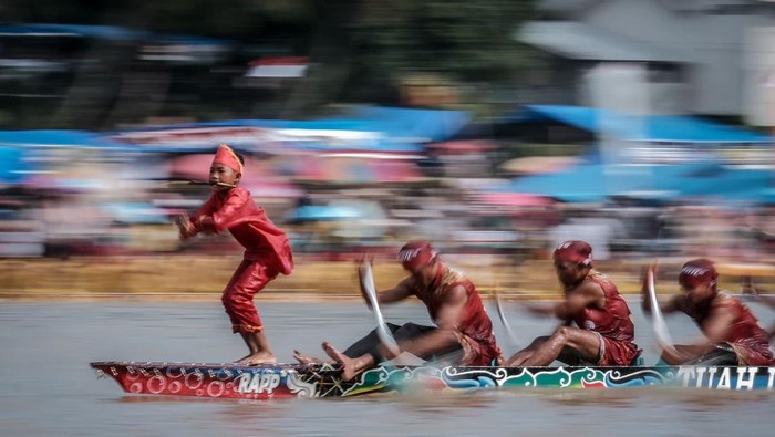 **Sungai Kuantan Terang Biru Jelang Pacu Jalur 2025, Dari Warna 'Kopi Susu' Berkat Operasi PETI yang Ganas**