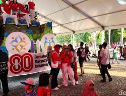 Mobil Hias HUT RI di Monas, Warga Desak untuk Foto, Menandai Kebanggaan Bersama
