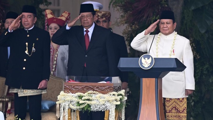 **Kalung Ronce Melati dan Tanjak Biru Prabowo Saat Upacara HUT RI Perdana: Simbolisme dan Perhatian Istimewa**