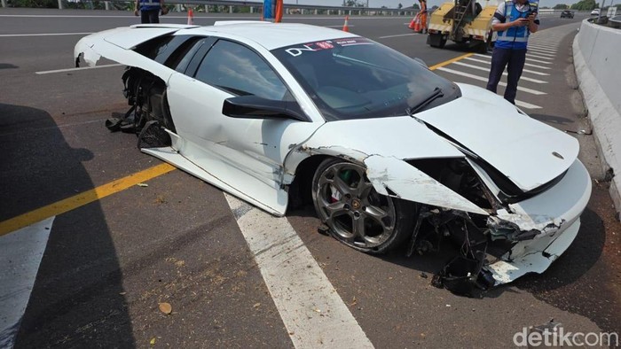 Lamborghini Hancur di Tol Kunciran: Potret Kecelakaan Mengerikan dengan Bumper Remuk dan Ban Raib!
