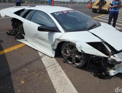 Lamborghini Putih Kecelakaan di Tol Kunciran: Kronologi Ringsek Usai Tabrak Pembatas Jalan